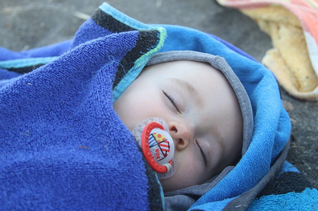 bebe dormido con chupete